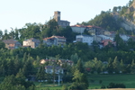 Blick vom Hotel auf Perticara mit Kirche
