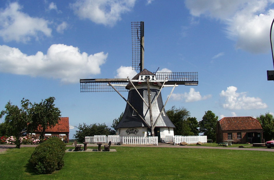 Windmühle von Werdum liegt zwischen Wittmund und Neuharlingersiel. Es handelt sich um eine Erdholländermühle aus dem Jahre 1748. Diese wurde 2002 saniert, in der Mühle befindet sich ein Museum.